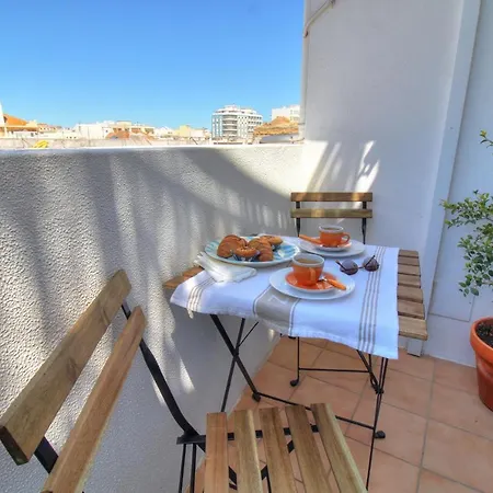 Center Location, Ac, Swimming Pool, And Parking Apartamento