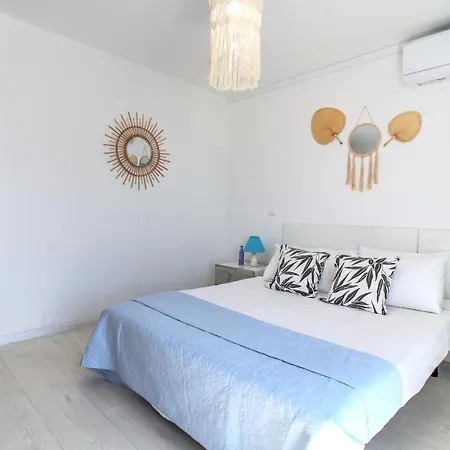 Center Location, Ac, Swimming Pool, And Parking Apartment Olhão